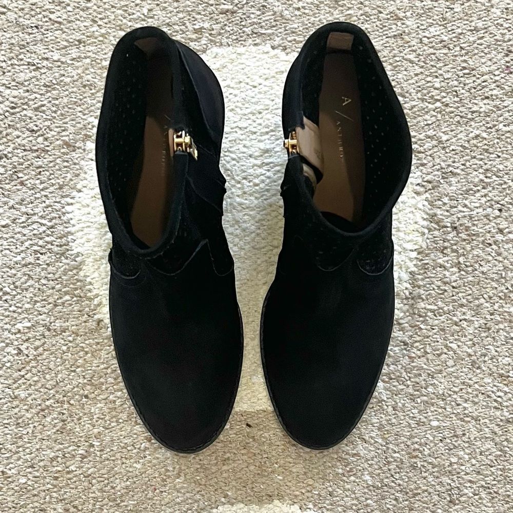 Anthropologie Ryan Perforated Suede Heeled Ankle Boots in Black Size 8 - Picture 3 of 11